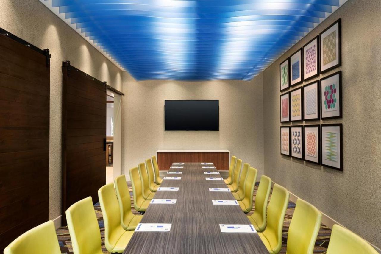 Holiday Inn Express & Suites - Dallas Market Center By Ihg Exterior photo